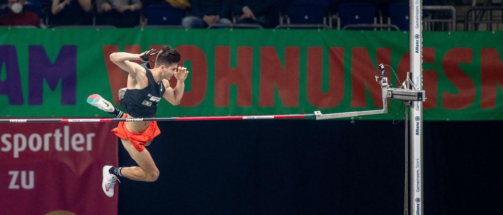 Der deutsche Stabhochspringer Oleg Zernikel stellte beim Istaf Indoor in Berlin eine neue persönliche Bestmarke auf.