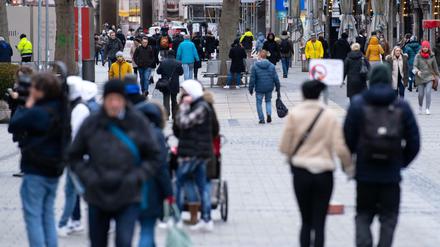 Passanten in einer Fußgängerzone in München 