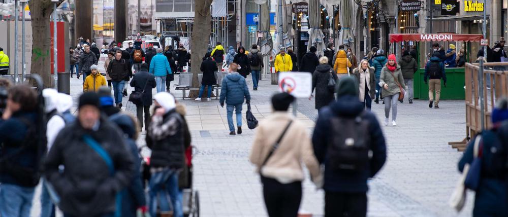 Passanten in einer Fußgängerzone in München 