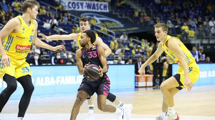 Kleiner Mann ganz groß. Bonns Parker Jackson-Cartwright (Mitte) ist mit 1,80 Metern deutlich kleiner als die meisten Gegenspieler, gehört aber zu den besten Spielern dieser Saison.