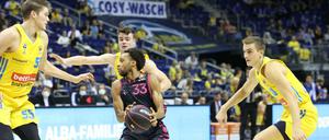 Kleiner Mann ganz groß. Bonns Parker Jackson-Cartwright (Mitte) ist mit 1,80 Metern deutlich kleiner als die meisten Gegenspieler, gehört aber zu den besten Spielern dieser Saison.