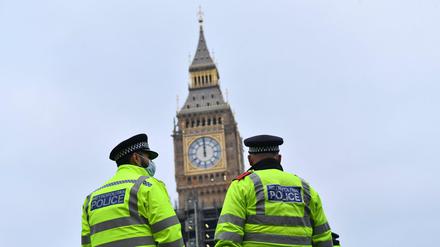 Londoner Polizisten stehen vor dem Elizabeth Tower „Big Ben“.