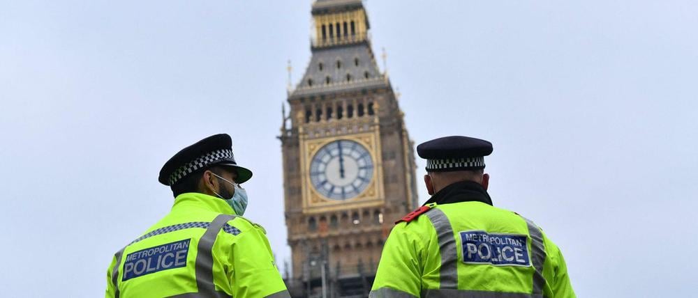 Londoner Polizisten stehen vor dem Elizabeth Tower „Big Ben“.