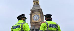 Londoner Polizisten stehen vor dem Elizabeth Tower „Big Ben“.