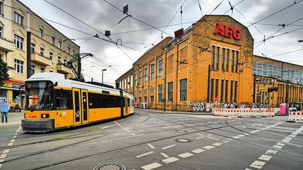 Eine Straßenbahn fährt durch Oberschöneweide.