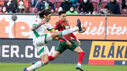 Christopher Trimmel (links) und seine Berliner waren gegen Augsburg (Ruben Vargas) klar unterlegen.
