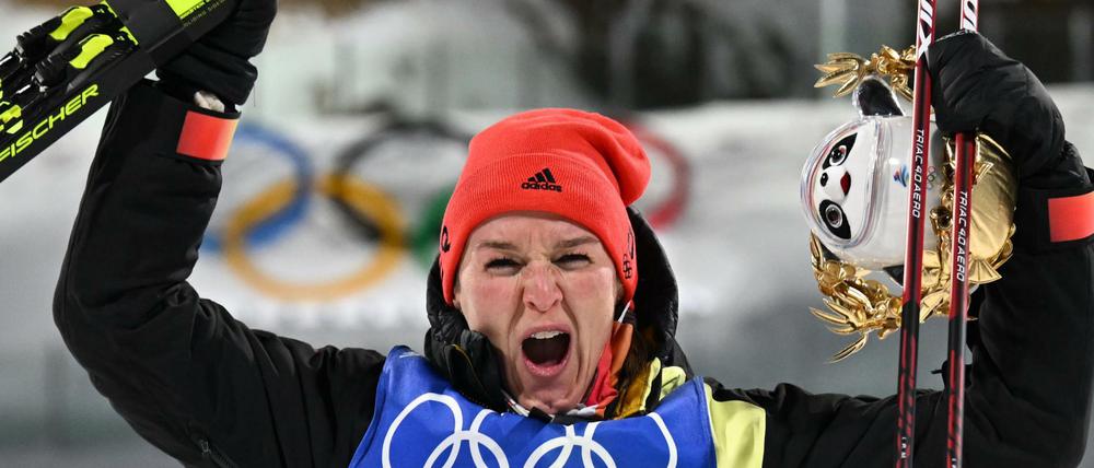 Olympiagold über 15 km: Biathletin Denise Herrmann jubelt.