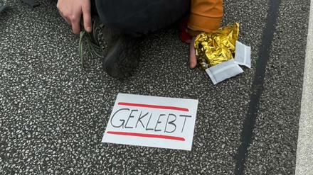 Radikaler Protest: Ein Klimaaktivist der Gruppe "Aufstand der letzten Generation" haben sich auf dem Asphalt der Berliner Stadtautobahn A100 festgeklebt.