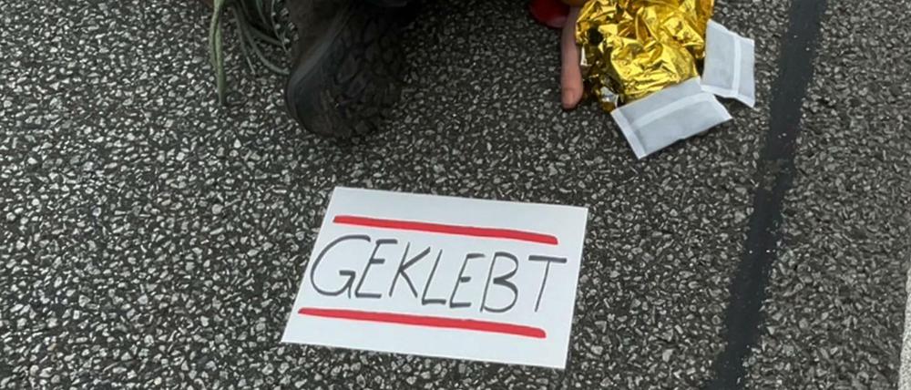 Radikaler Protest: Ein Klimaaktivist der Gruppe "Aufstand der letzten Generation" haben sich auf dem Asphalt der Berliner Stadtautobahn A100 festgeklebt.