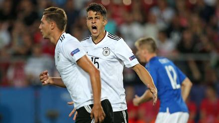Man kennt sich. Niklas Stark (l.) und Marc Kempf sind sowohl mit der U 19 als auch mit der U 21 Europameister geworden.