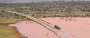 Hochwasser an der Stelle, an der der Stuart Highway abgeschnitten wurde.