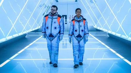 K.C. Houseman (John Bradley) und NASA-Offizierin Jocinda Fowler (Halle Berry) in einer Szene des Films "Moonfall". 