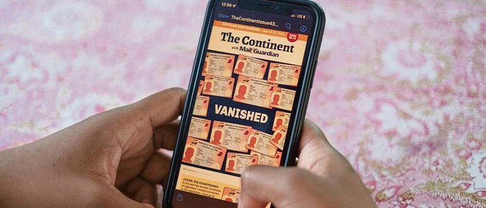 Bald nur noch digital? Die südafrikanische Wochenzeitung „The Continent“ wird als Pdf via Whatsapp vertrieben. Auf dem Display erscheint sie allerdings wie eine klassische Zeitung. Foto: AFP / Wikus de Wet