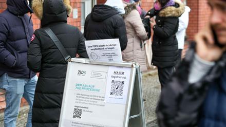 Vorrangig PCR. Mindestens bis Ende Februar betreibt 21DX die zwölf landeseigenen Teststellen, auch die im Rathaus Steglitz.