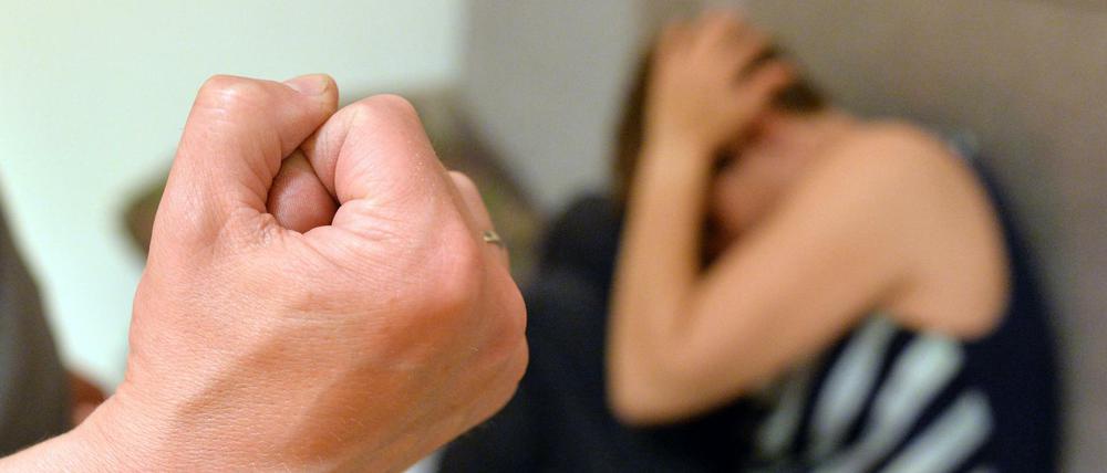 Eine Frau versucht, sich vor der Gewalt eines Mannes zu schützen (gestellte Szene).