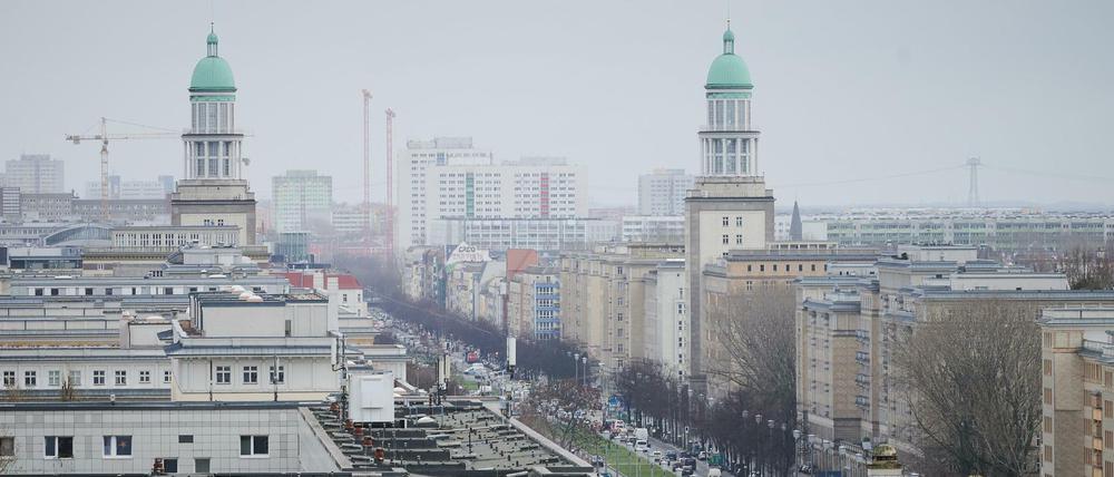 Auf der Karl-Marx-Allee ist eine Dauerkundgebung von Maßnahmengegnern bis zum 13. Februar angemeldet.