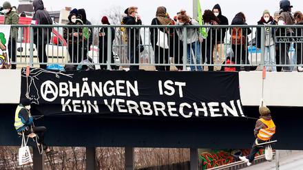 Mit ihrer Abseil-Aktion sorgten die Aktivisten für eine Sperrung der A103.