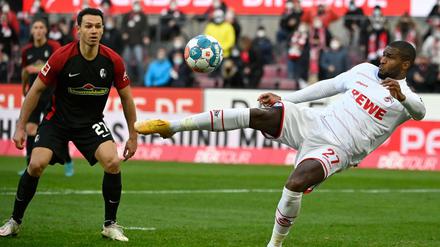 Der Kölner Anthony Modeste trifft zum 1:0 gegen den SC Freiburg und lässt den 1. FC von der Champions League träumen.