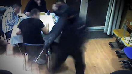 Vor acht Jahren marschierten 13 Männer in ein Wettcafé in Berlin-Reinickendorf und erschießen Tahir Ö., der dort Karten spielte.