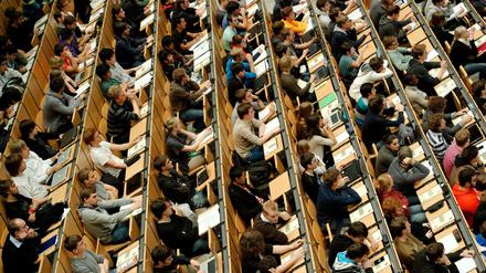 Finanzieren kommt vor dem Studieren. Das Archivbild zeigt Studierende am 26.10.2011 in einem großen Hörsaal der Technischen Universität (TUM) in München (Bayern). 