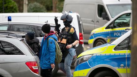 Beim Polizeieinsatz an der Heinrich-Böll-Gesamtschule werden die Schüler in Gruppen von Polizeikräften aus der Schule geführt.