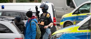 Beim Polizeieinsatz an der Heinrich-Böll-Gesamtschule werden die Schüler in Gruppen von Polizeikräften aus der Schule geführt.