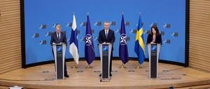 Schulterschluss nach Putins Forderungen: Pekka Haavisto (l), Außenminister von Finnland, und Ann Linde, Außenministerin von Schweden, im Nato-Hauptquartier mit Jens Stoltenberg im Januar. 