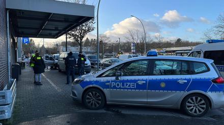 Vor dieser Kaufland-Filiale wurde der Fahrer eines Geldtransporters mit einer Waffe bedroht und überfallen. 