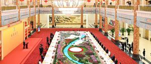 Chinas Präsident Xi Jinping (am Rednerpult links) gibt in der Großen Halle des Volkes ein Bankett bei der Eröffnung der Olympischen Winterspiele in Peking.