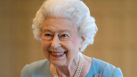 Die britische Queen Elizabeth II lächelt während beim Empfang auf ihrem Landsitz Sandringham.