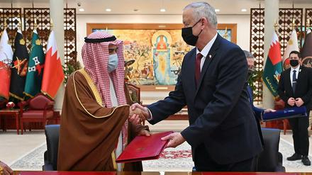 Die Verteidigungsminister Beny Gantz (r.) und Abdullah Bin Hassan Al Nuaimi.