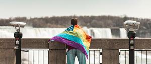 Auf 94% der queeren Jugendlichen wirkt sich die aktuelle US-amerikanische Politik negativ auf die psychische Gesundheit aus.