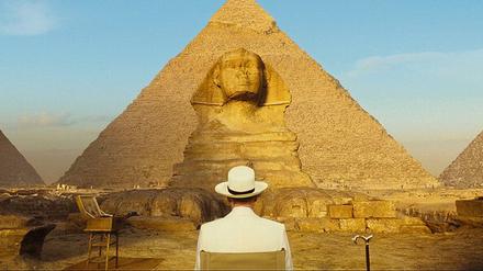Vor den digitalen Urlaubsansichten sieht auch Poirot (Kenneth Branagh) plötzlich winzig aus.
