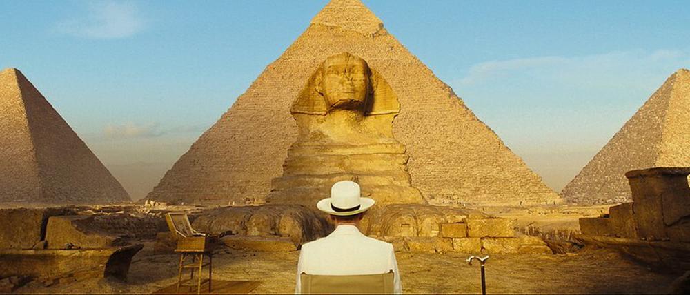 Vor den digitalen Urlaubsansichten sieht auch Poirot (Kenneth Branagh) plötzlich winzig aus.