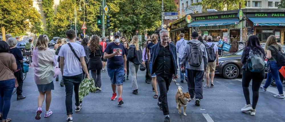 Passanten in Berlin am Schlesischen Tor in Kreuzberg.