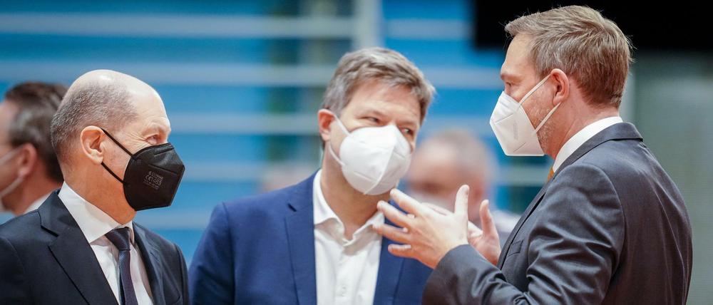 Finanzminister Christian Linder (FDP) mit Bundeskanzler Olaf Scholz (SPD) und Wirtschaftsminister Robert Habeck (Grüne)