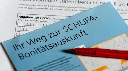 Die Schufa stellt kreditrelevante Informationen zusammen und versorgt Vertragspartner mit Informationen zur Bonität.