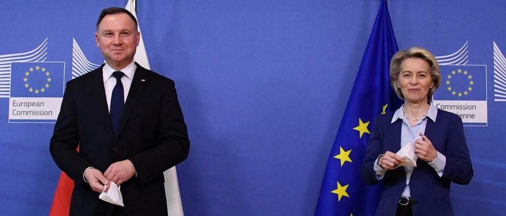 Versuch einer Annäherung - ohne Maskierung: Polens Präsident Andrzej Duda bei EU-Kommissionspräsidentin Ursula von der Leyen in Brüssel am Montag.