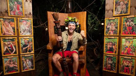 Der neue "Dschungelkönig" Filip Pavlovic auf seinem Thron. Pavlovic hat das Finale des RTL-Dschungelcamp 2022 gewonnen. 