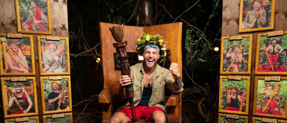 Der neue "Dschungelkönig" Filip Pavlovic auf seinem Thron. Pavlovic hat das Finale des RTL-Dschungelcamp 2022 gewonnen.