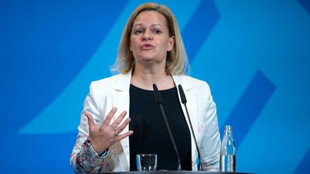 In der Kritik. Bundesinnenministerin Nancy Faeser stößt in den Sicherheitsbehörden auf Widerstand mit ihrer Migrationspolitik. Außerdem hält die Union ihr einen Text für ein linkes Magazin vor.