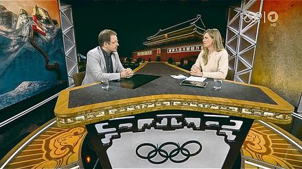 Fragen zum Sport? Der wegen einer Corona-Erkrankung in Deutschland gebliebene ARD-Doping-Reporter Hajo Seppelt bei Julia Scharf zum Thema Cybercrime in China.