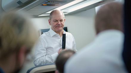 Bundeskanzler Olaf Scholz (SPD) im Flugzeug nach Washington