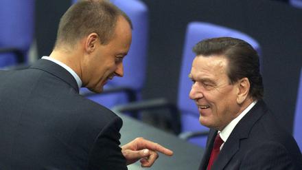 CDU-Chef Friedrich Merz sieht Altkanzler Gerhard Schröder, hier ein Bild aus 2005, zunehmend als Belastung.
