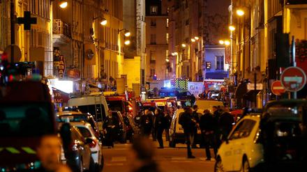 In der Innenstadt von Paris stehen am 14. November 2015 viele Einsatzwagen.