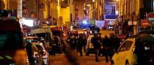 In der Innenstadt von Paris stehen am 14. November 2015 viele Einsatzwagen.