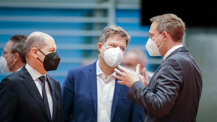 Maschen wir's richtig? Bundeskanzler Olaf Scholz (SPD), Wirtschaftsminister Robert Habeck (Grüne) und Finanzminister Christian Lindner (FDP) sind sich nicht einig.