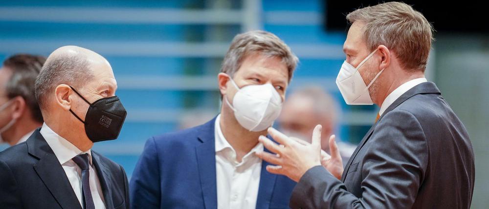 Maschen wir's richtig? Bundeskanzler Olaf Scholz (SPD), Wirtschaftsminister Robert Habeck (Grüne) und Finanzminister Christian Lindner (FDP) sind sich nicht einig.
