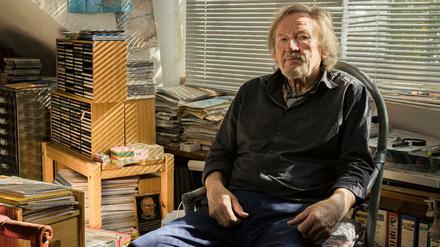 Klaus Theweleit in seinem Arbeitszimmer.  