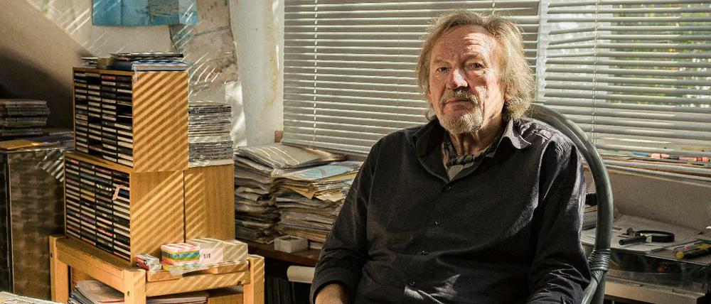 Klaus Theweleit in seinem Arbeitszimmer.